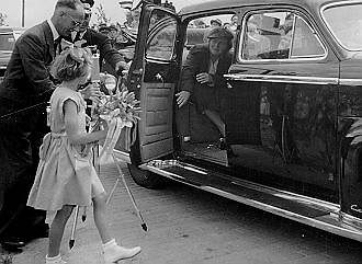 Grietje de Jong overhandigt bloemen aan Koningin Juliana, 13 juli 1951