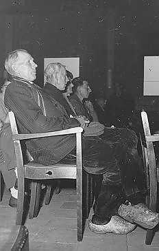 Publiek voor het concert van het Overijssels Philharmonisch Orkest in de beurszaal van 't Voorhuys in Emmeloord, 1954 