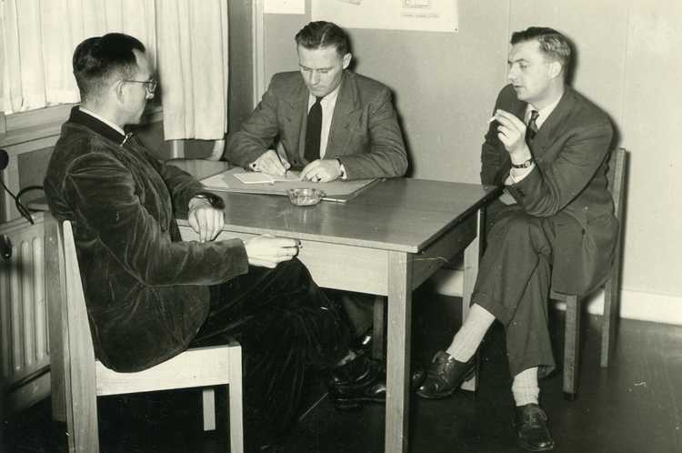 Een kandidaat-pachter wordt getest op zijn vakkennis door J. Vries en A. de Groene, februari 1955.