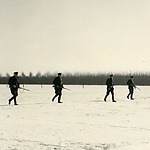Jachtopzieners aan het werk in het besneeuwde landschap van de Noordoostpolder, 1955  