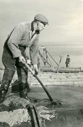 Ketelhaven, arbeider op de zandstort, 1955
