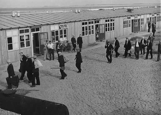 Aankomst in een arbeiderskamp, 1941 (Fotocollectie RIJP; H. Nieuwenhuijs). 