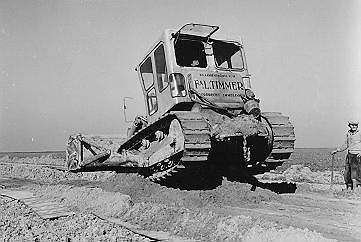 Bulldozer ingezet bij de wegenbouw in Oostelijk Flevoland, 1959 