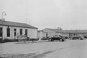 Oostelijk Flevoland: Dronten. Enkele gebouwen van het arbeiderskamp. Links een gedeelte van de kantine, in het midden de keuken en rechts de gemeenschappelijke eetzaal, 1959