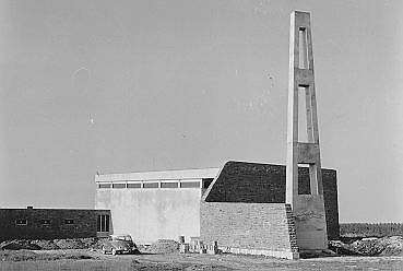 De Rooms Katholieke kerk van Tollebeek in aanbouw, september 1961 