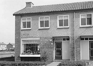 Landarbeiderswoningen aan de Galjoenstraat in Dronten, 17 september 1966