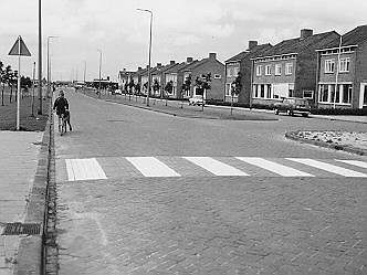 Hoofdweg en parallelweg aan De Noord te Dronten, 1965