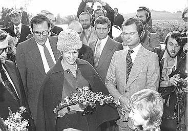 Bezoek van H.M. Koningin Juliana met Koning Carl Gustaaf XVI en Koningin Silvia van Zweden. Het aanbieden van bloemen aan H.M. Koningin Juliana en Koningin Silvia bij het informatiekantoor voor Almere. Op de voorste rij van links naar rechts: drs. T.E. We