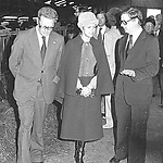 Bezoek van H.M. Koningin Juliana met Koning Carl Gustaaf XVI en Koningin Silvia van Zweden. Voorste rij v.l.n.r.: dr.ir. R.H.A. van Duin (dir. R.IJ.P.), Koningin Silvia en drs. T.E. Westerterp (min. V&W).