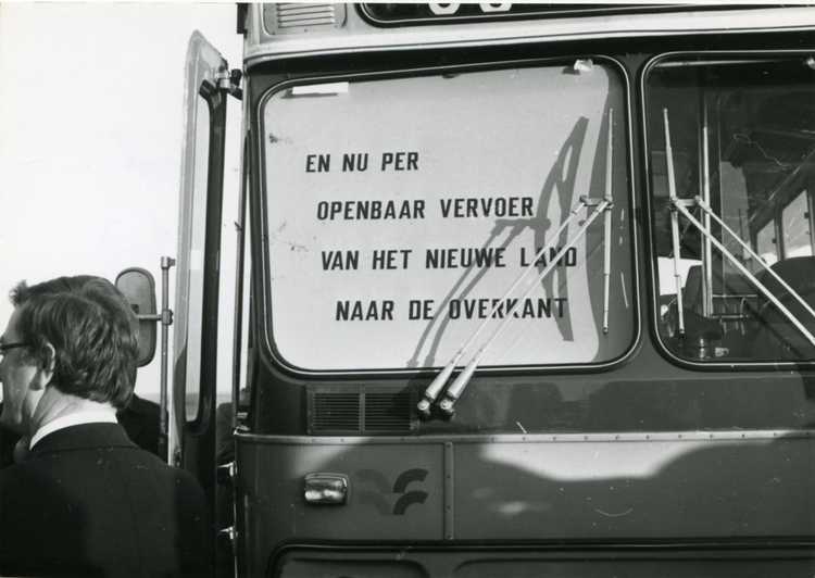 Op 14-12-1976 werd de Houtribdijk opengesteld voor verkeer