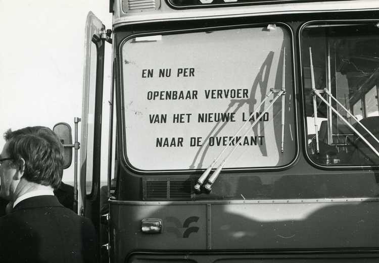 Openstelling voor het verkeer van de Houtribdijk (Enkhuizen-Lelystad) door Z.K.H. Prins Claus. Drs. T.E. Westerterp (Min. v. V&W), bij een van de autobussen voor de lijndienst Lelystad-Enkhuizen, 14 december 1976