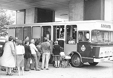 Lelystad. A.N.W.B.-bus op de Plaats, 1977 (Fotocollectie RIJP; J. Potuyt). 