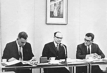 Klaas van Aalderen, W.M. Otto en Jan Lindhout tijdens een vergadering van de Commissie van Advies in Lelystad, februari 1968.