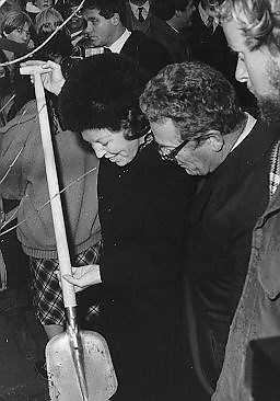 De Koningin plant een boom in het Koningin Beatrixpark, 27 november 1981