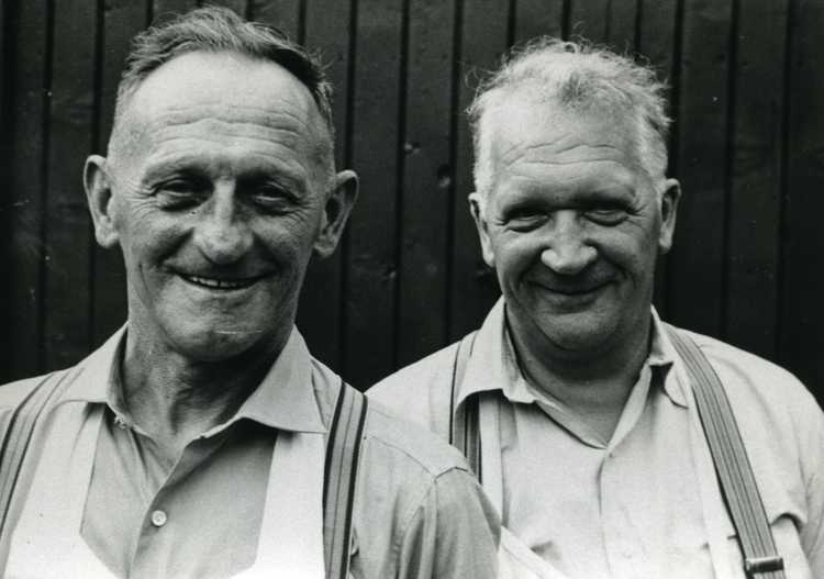 Geerlof Appels (rechts) en kok Jan van Urk in kamp Vollenhove, ca. 1947 