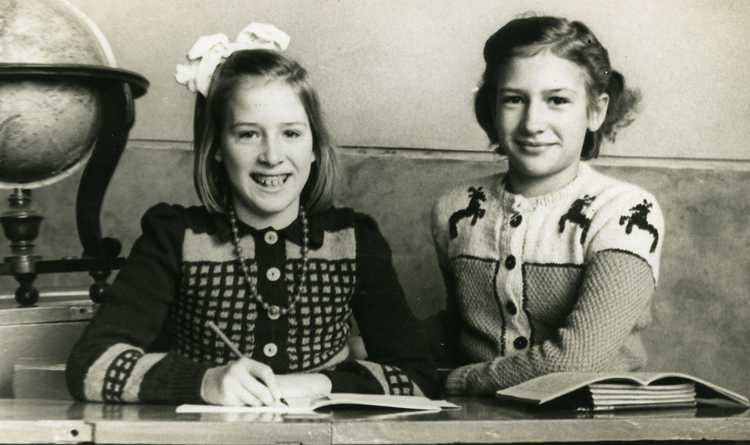 Martha (links) en Lofa op de lagere school in Vollenhove, ca. 1948 (privécollectie familie Appels)