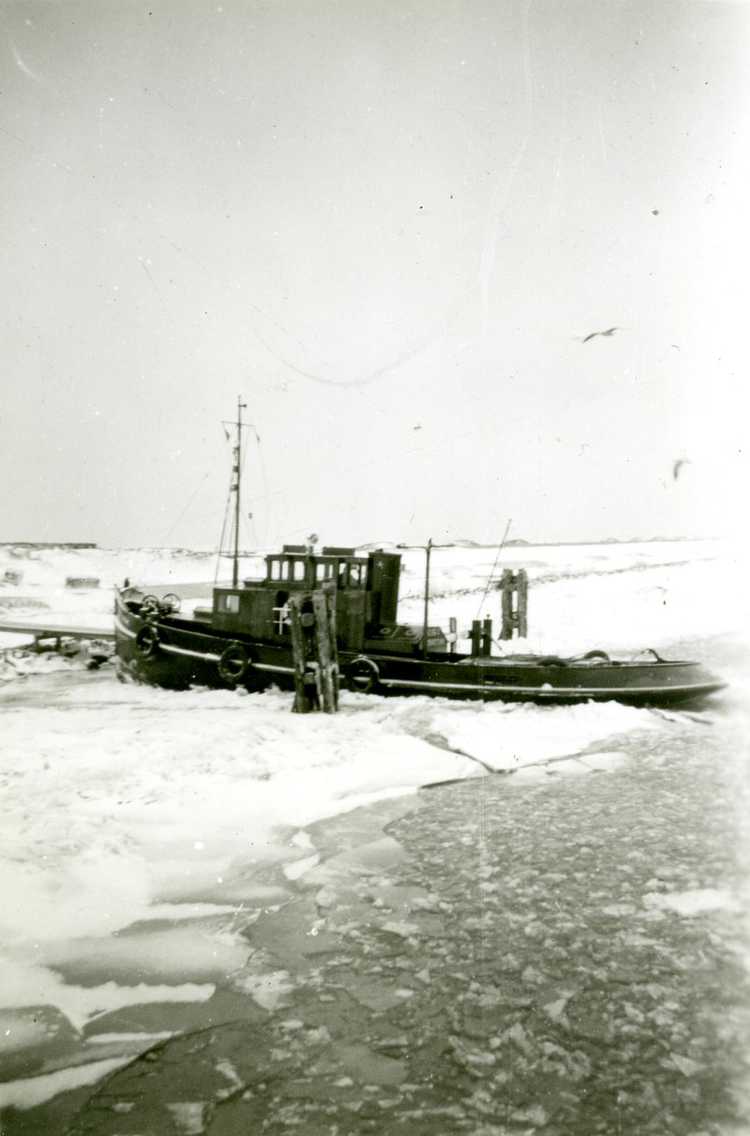 Sleepboot Leise in de haven. Het ijs rond de steiger brekend, maart 1954