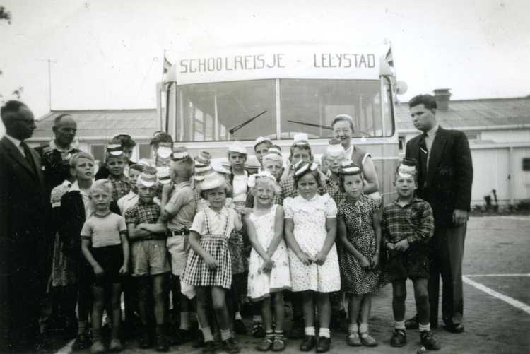 Het eerste schoolreisje. Links dominee Muurling met naast hem de heer T. Van der Vlies. Rechts meester Van Voorst en mevrouw De Jong, 14 juli 1955
