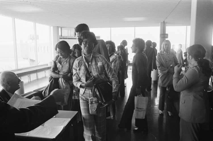 Surinamers komen op Schiphol aan, 6 augustus 1974