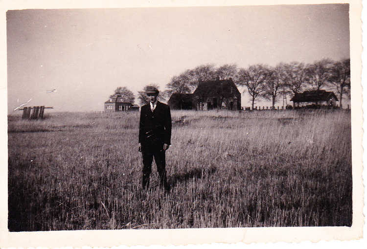 Marinus Nieuwenhuize poseert op een mooie dag in de rietvelden voor Schokland, 1943/1944 (privécollectie Gerard Nieuwenhuize)