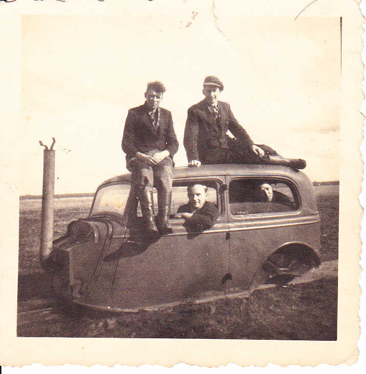 Marinus Nieuwenhuize (rechts op het dak) met ploeggenoten in een auto zonder wielen. Het verhaal achter deze foto is helaas niet bekend, 1943/1944 (privécollectie Gerard Nieuwenhuize)