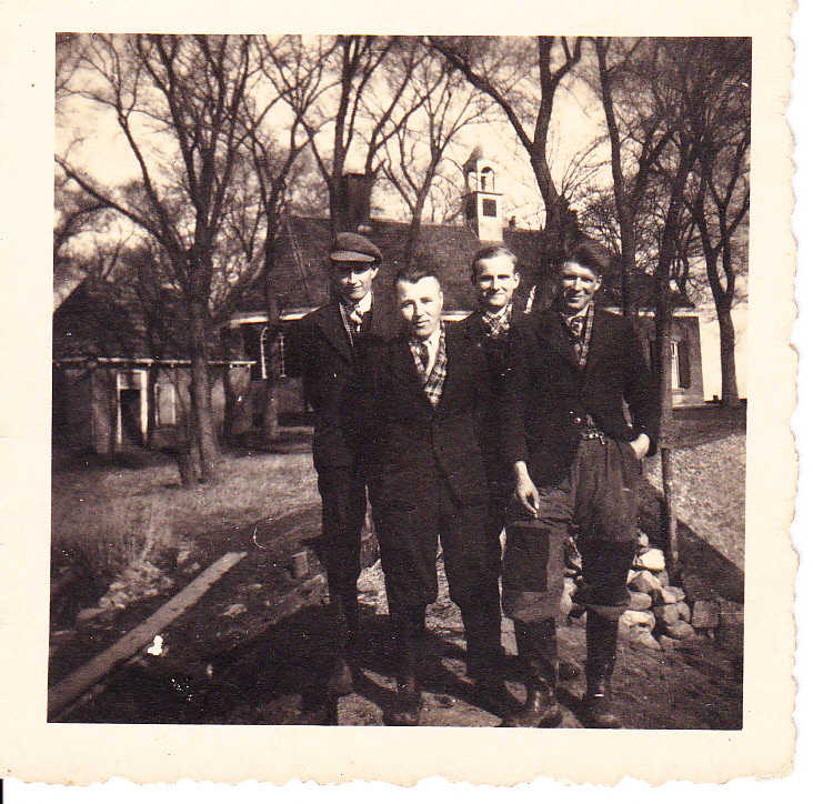 Marinus Nieuwenhuize met andere polderwerkers voor het kerkje op Schokland. V.l.n.r. Marinus, Bosschaart, Saris en Varik, 1943/1944 (privécollectie Gerard Nieuwenhuize)