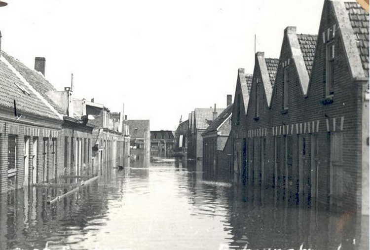 De Buteuxstraat in Oost-Souburg na de inundatie van Walcheren, 1945 