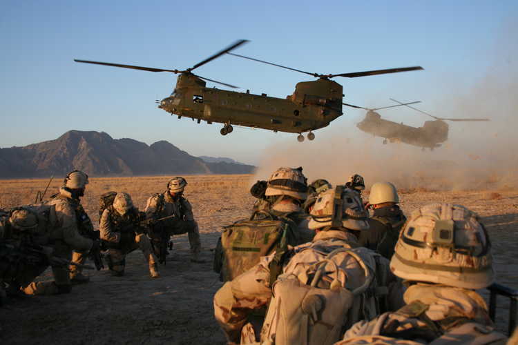 Nederlandse troepen en helicopter Afghanistan 