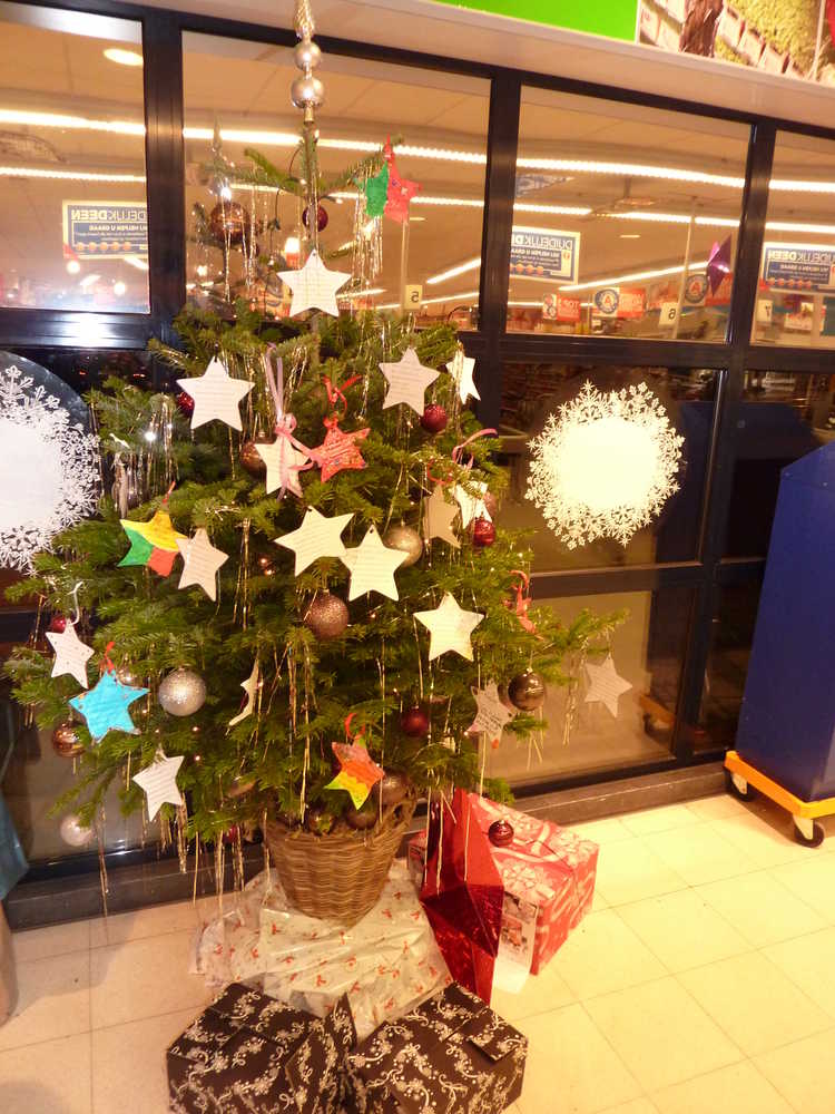 Kerstboom in plaatselijke supermarkt, Swifterbant
