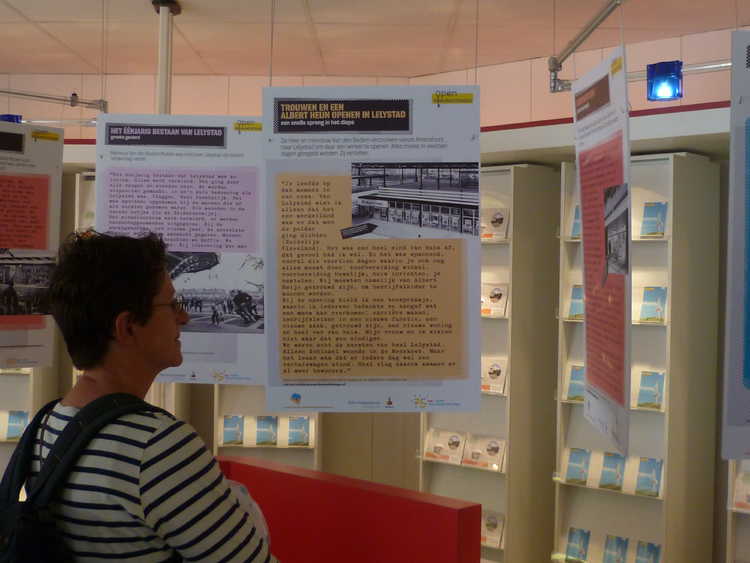 Een bezoeker leest de verhalen van Flevolands Geheugen in de expositie, 10 september 2011 (foto Nieuw Land)