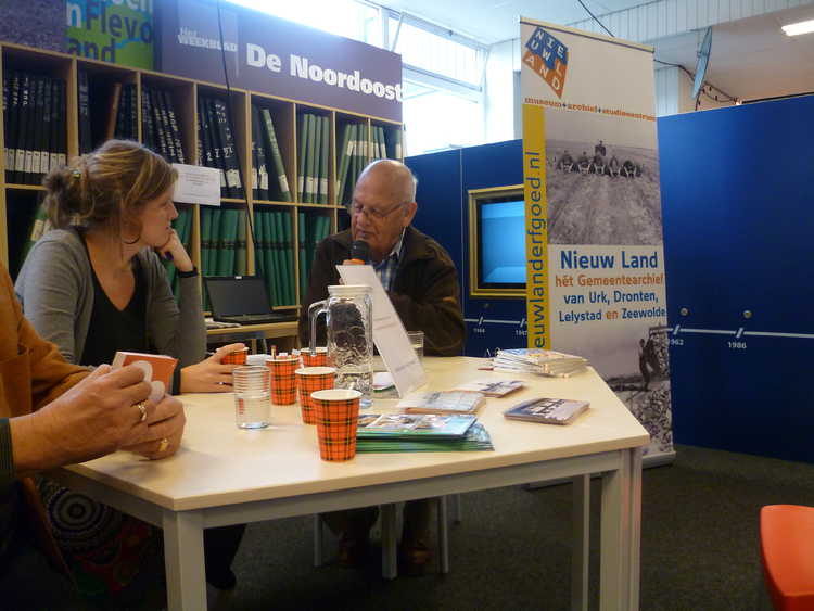 Dirk Kuik wordt geïnterviewd in de bibliotheek van Emmeloord, 21 oktober 2011 