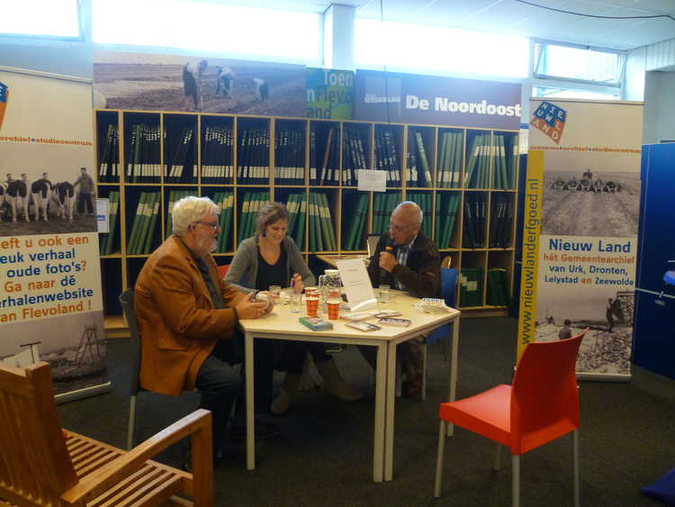 Onderzoeksmedewerker Lenie Bolle interviewt Dirk Kuik in de bibliotheek van Emmeloord, 21 oktober 2011 (foto Nieuw Land)