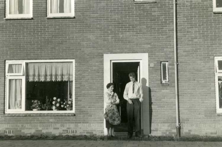 Johan Vos en zijn vrouw Riet in de deuropening van hun woning aan Dr. H.J. Olthuisstraat 13 in Elburg.