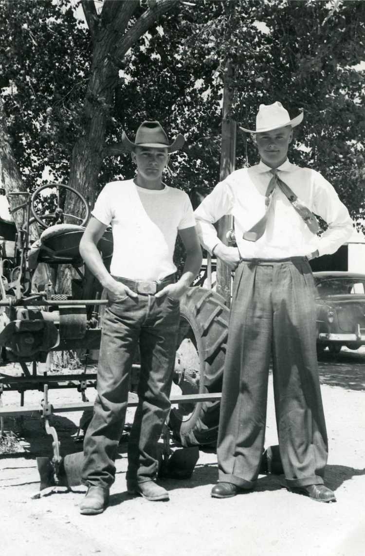 Johan Vos (rechts) in Wyoming (USA) met de zoon van de boer waar hij verbleef, 1953.