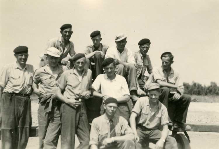 Deelnemers aan de cursus assistent landbouwkundig opzichter in Emmeloord, 1957. Johan Vos zit rechtsonder.