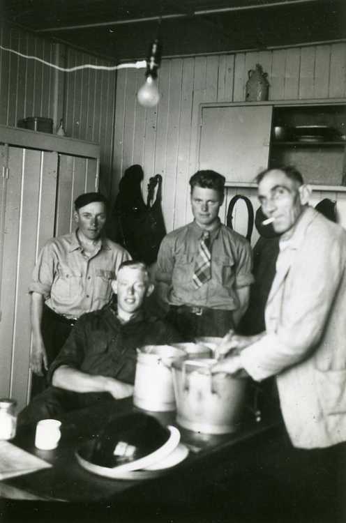 V.l.n.r. Harry Nijsten, Tinus Ermers, Johan Vos en de corveeër op kamer 56 in kamp Espel, 1955.