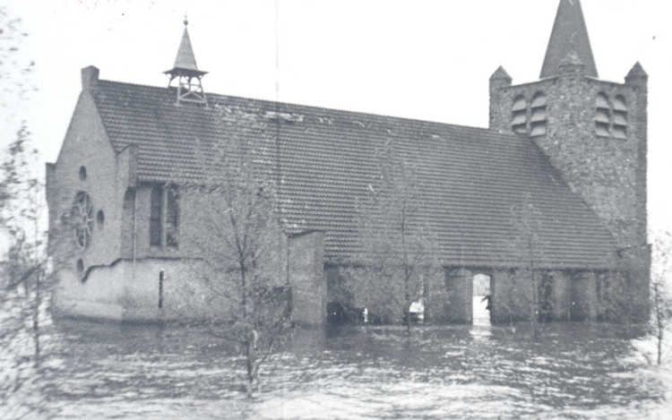 De Nederlandse Hervormde Kerk in Wieringerwerf nadat de dijken waren opgeblazen (foto Nieuw Land).