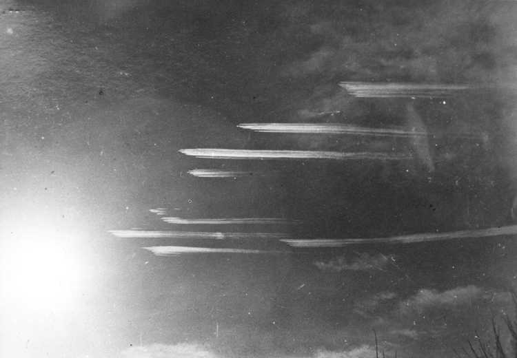 Condensstrepen van geallieerde vliegtuigen in de lucht tijdens de oorlog