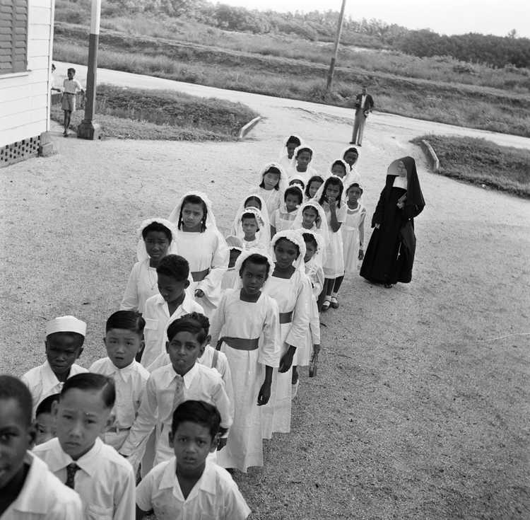 Katholieke schoolkinderen Suriname