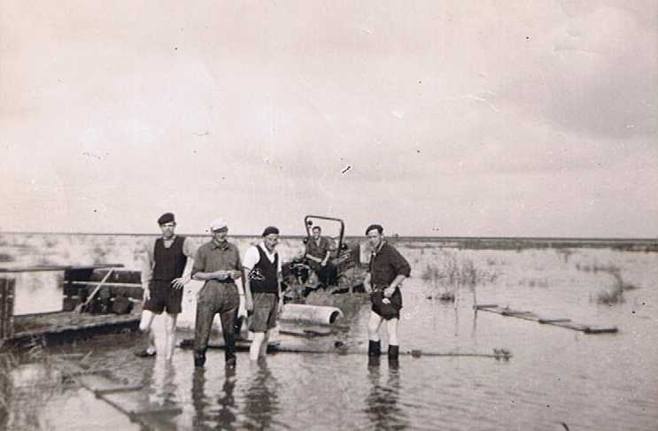 Transport van duikers in Oostelijk Flevoland met Bamse tractor, 1958