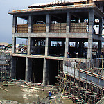 Een van de vier gemalen in de westelijke dijk rond Dhaka in aanbouw
