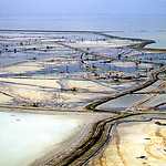 Geinundeerde polder aan de Kaspische zee waarin voorheen olie werd gewonnen-2