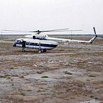 De helikopter waarmee langs kust van de Kaspische Zee in Kazakhstan is gevlogen