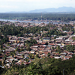 Cotabato stad met de Rio Grande de Mindanao  en de bergen op de achtergrond