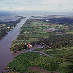 De rechtgetrokken laatste kilometers van de Rio Grande de Mandanao rivier naar de zee