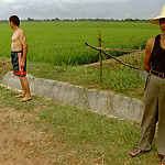 Chinese boer voor zijn rijstveld in het landelijke gebied bij Wuhan