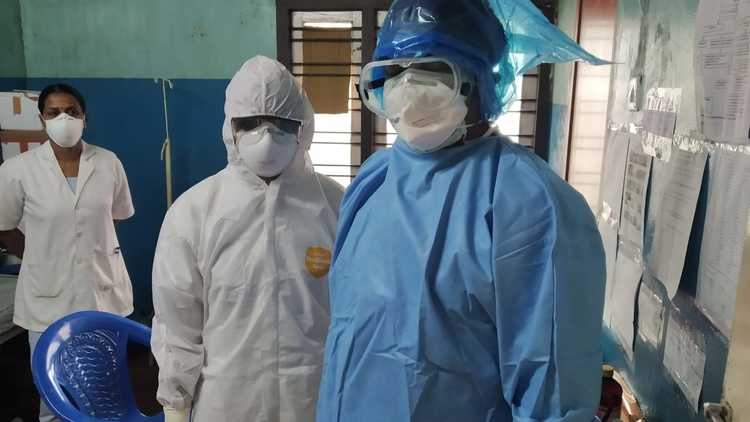 Healthcare_workers_wearing_PPE_03