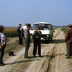 Foto 4 Met busje op de dijk van polder Macin langs de Donau