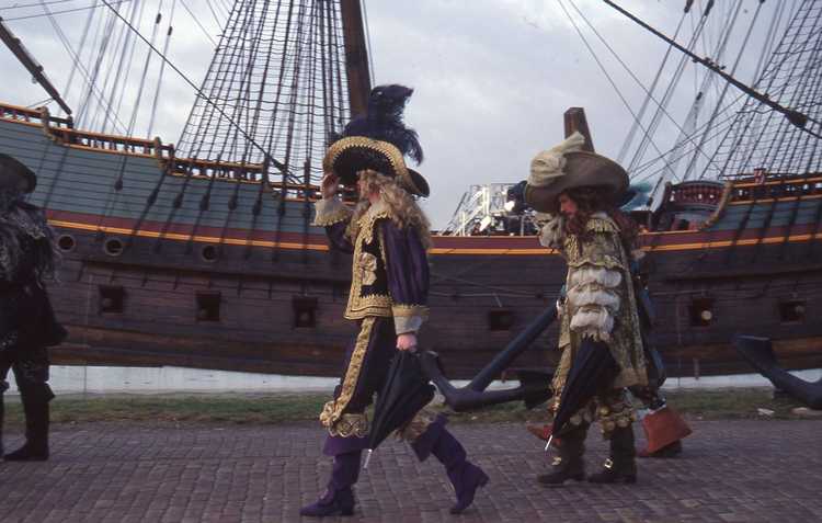 003-10. 17de eeuwse kostuums naast de Batavia