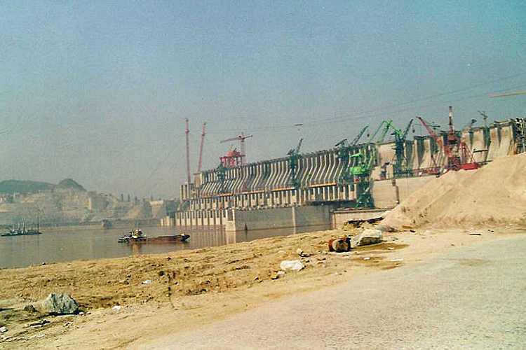 De Drie Kloven Dam in de Jangtze rivier  in aanleg